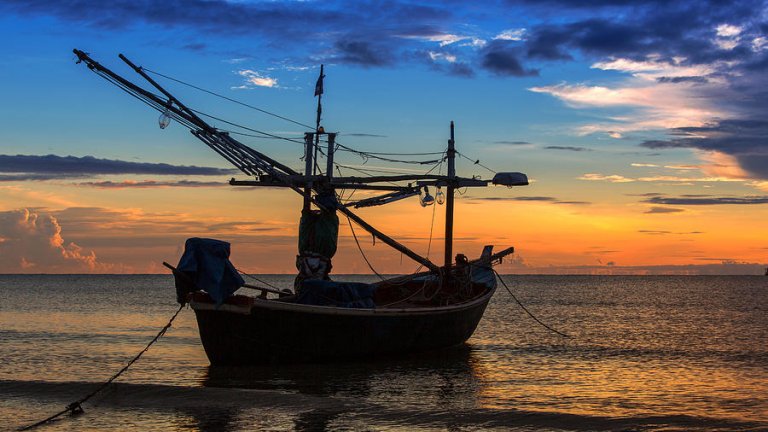 fisherman-boat-huahin-thailand-arthit-somsakul
