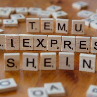 ЕК се готви да въведе 2 евро такса за обработка на евтините пратки от трети страни