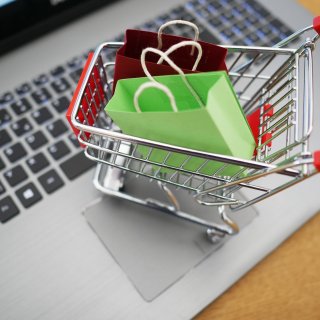 Онлайн продажбите в България се очаква да достигнат 2,4 млрд. евро през 2024 г.