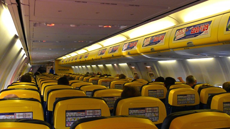 Ryanair_B737-800_Cabin