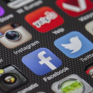 Facebook премахва груповите чатове