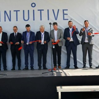 Производителят на хихургичния робот "Да Винчи" откри първия си завод в България