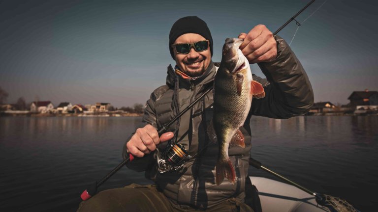 Какви са принадлежностите, необходими  на един любител рибар?