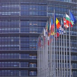 Европейският парламент ще оцени влиянието на AI върху финансите и авторското право